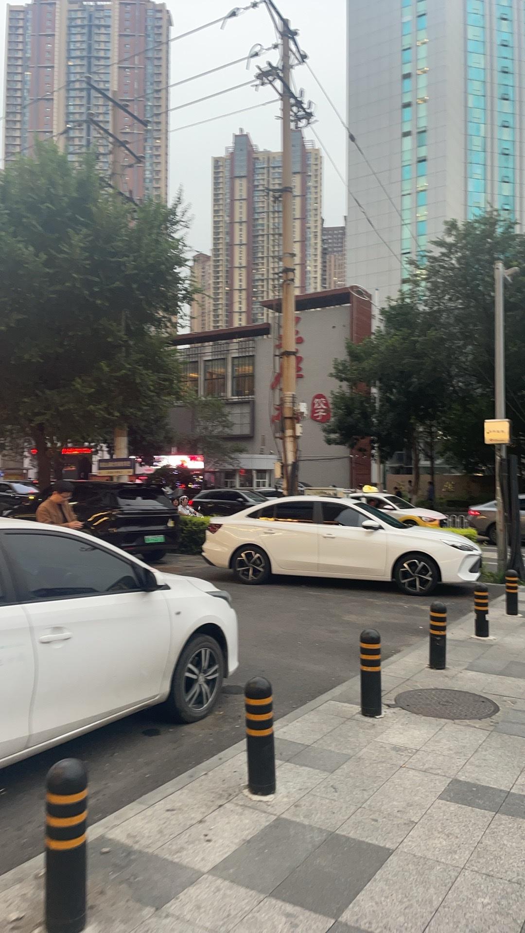沈阳市可能仅存一处上学放学路上被违停车辆占据，影响学生安全的情况了。话说沈阳市和