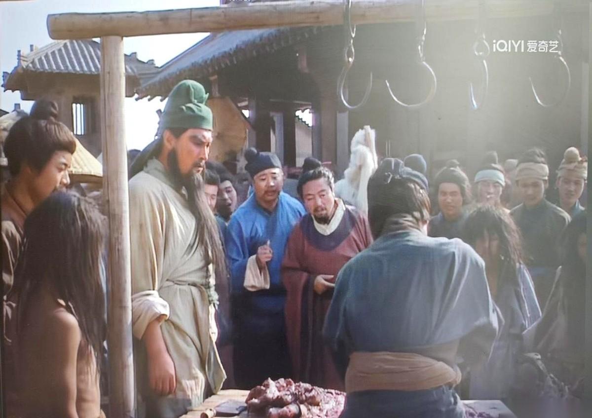 重看94版《三国》，第一集就给我干懵了。
一个卖绿豆的，一个卖猪肉的。猪肉佬的伙