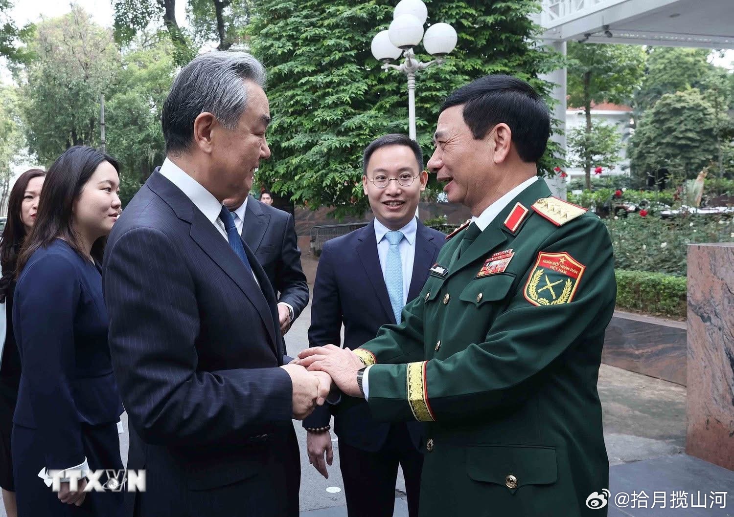 今天上午，在越南河内会晤，阵容豪华。