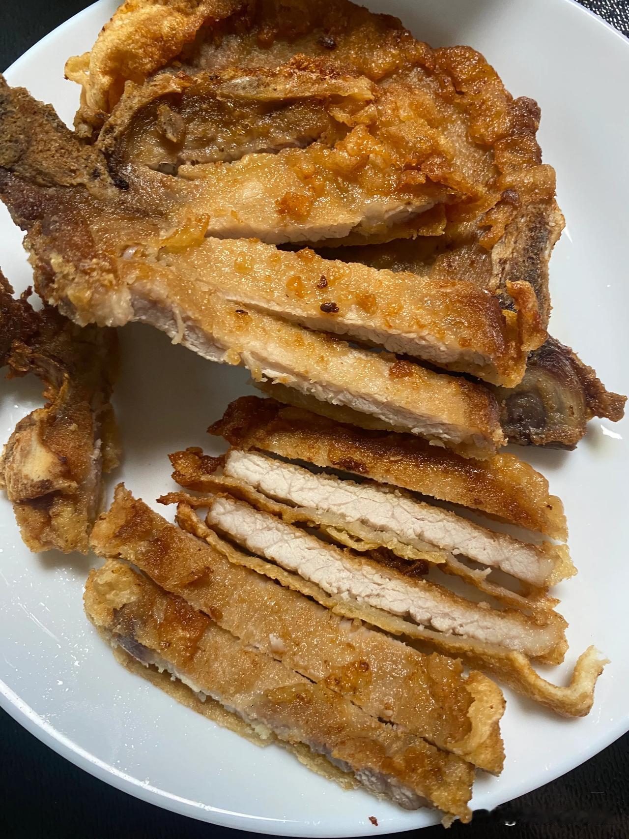 煎了猪扒，做了小饼，配上一根京葱，抹点酱，自己在家做卷饼大葱，味道吃美了。

先