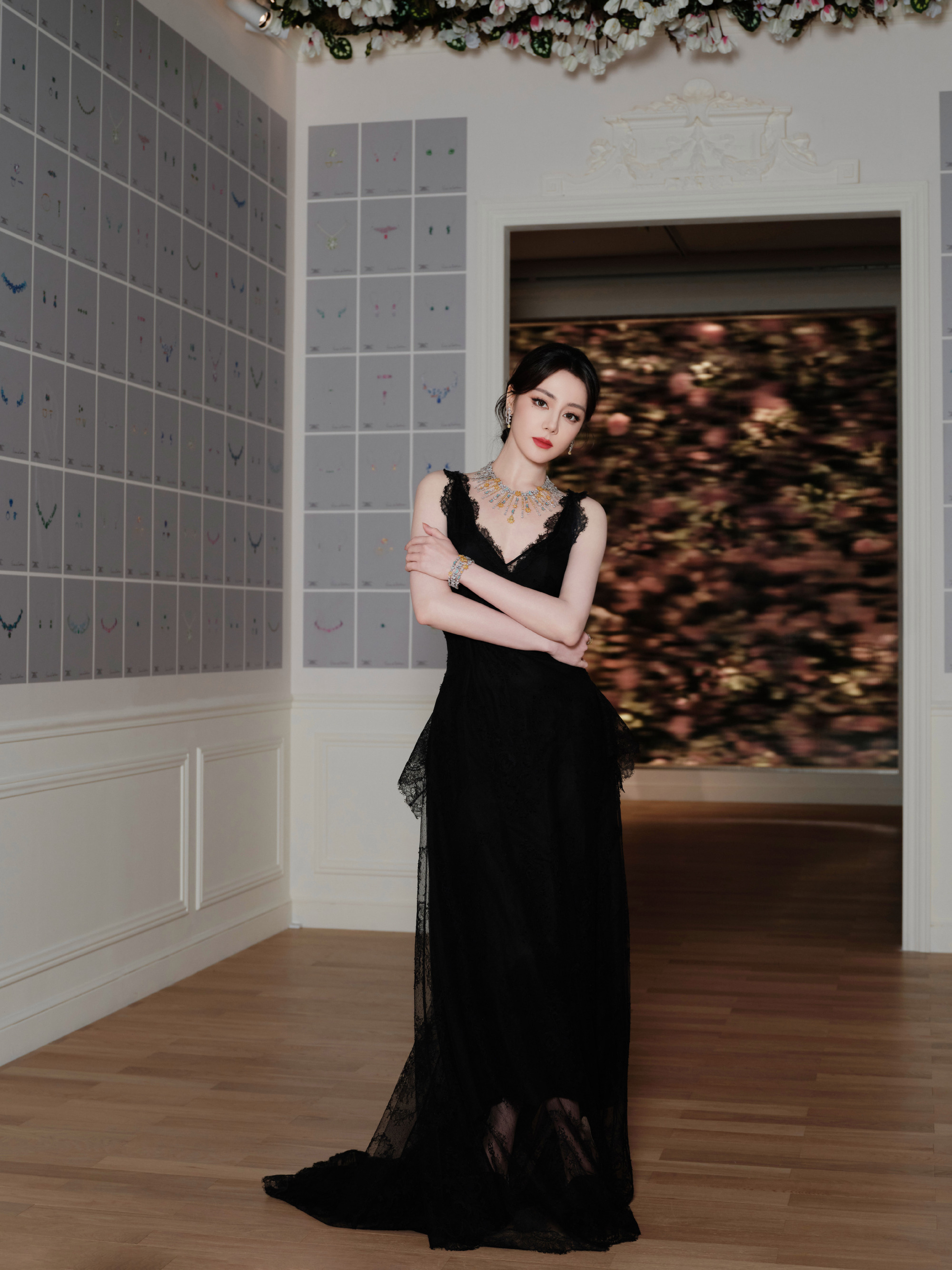 1. 迪丽热巴和陈飞宇已经开始为《白日提灯》做预热营销了，不过因为很多人看了预告