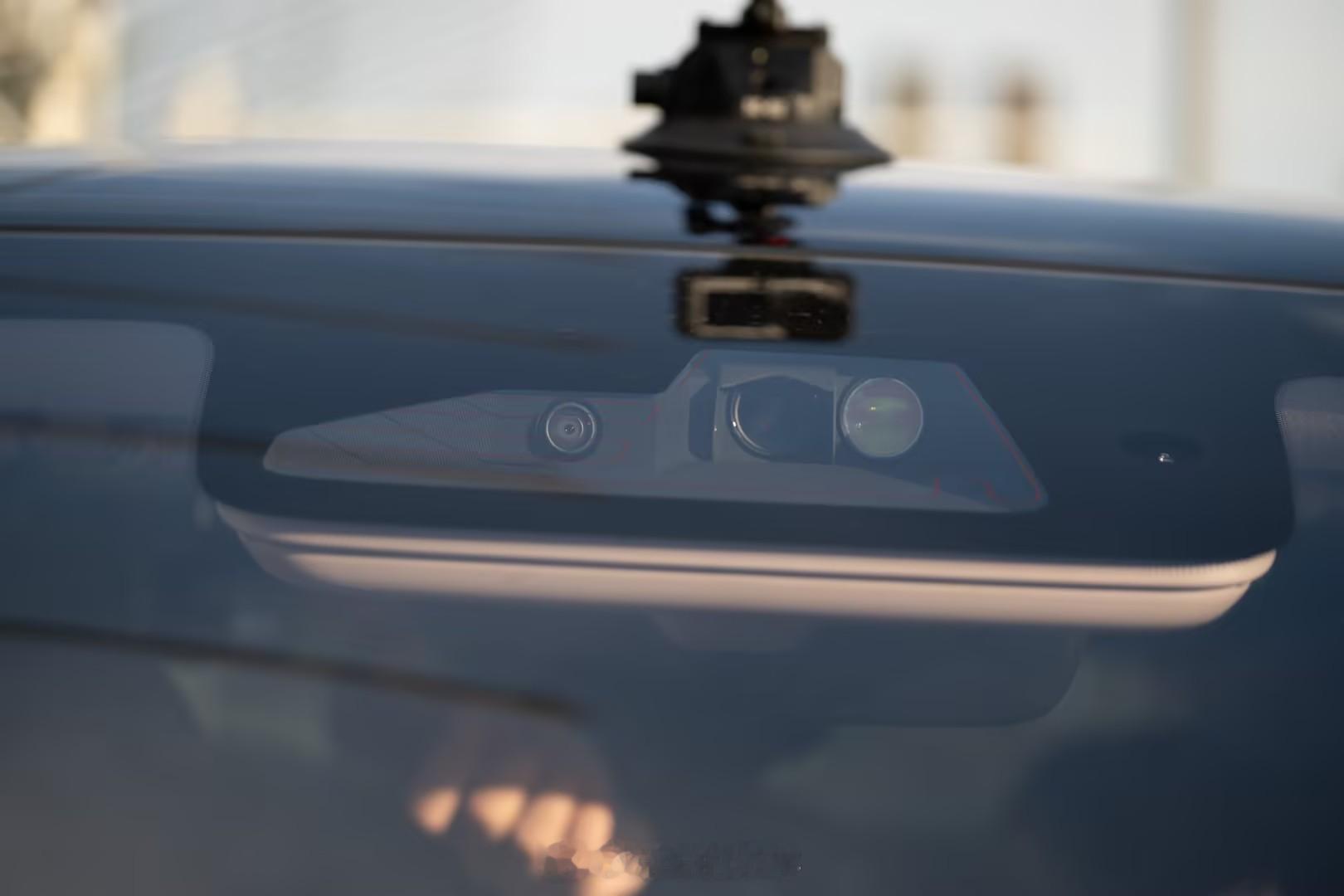 最近圈里又有车企整大活了！现场直接拉满极限环境buff。沉浸式体验了30cm迷你