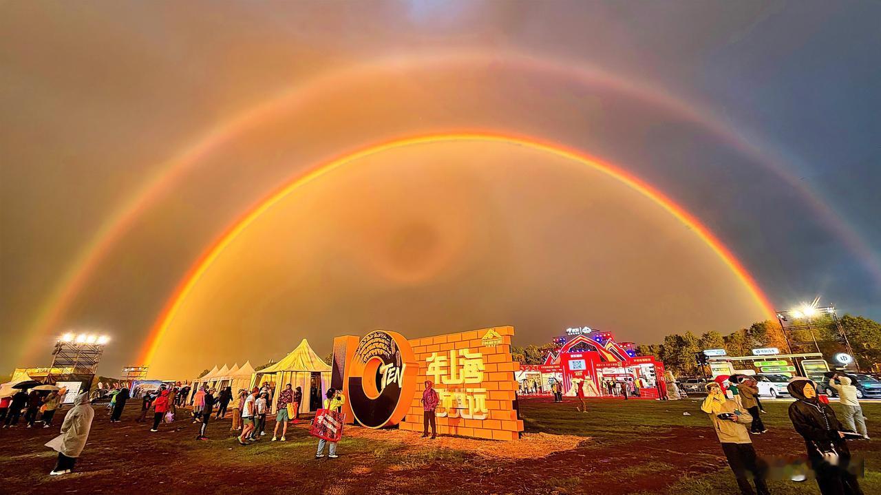 双色彩虹乘着夕阳余晖璀璨无比，给整个活动现场带来了吉祥的光。