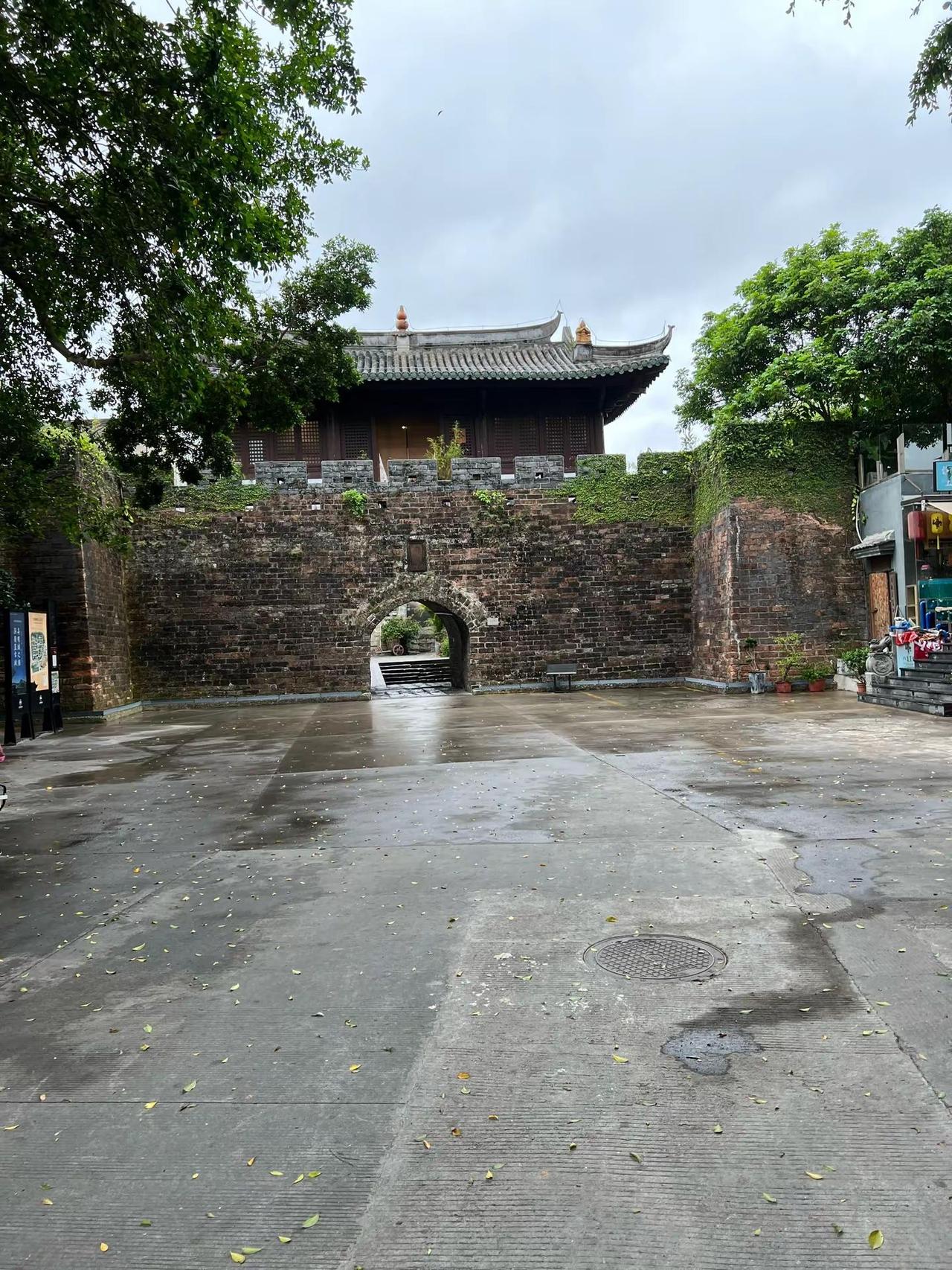 于海青：为何说深圳大鹏所城值得去打卡？ 在深圳有一个大鹏所城，很有历史，如今也保