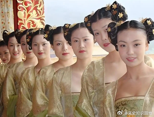 历史 1542 年，35 岁的嘉靖服下 “仙丹” 后浑身燥热，迫不及待地临幸了最