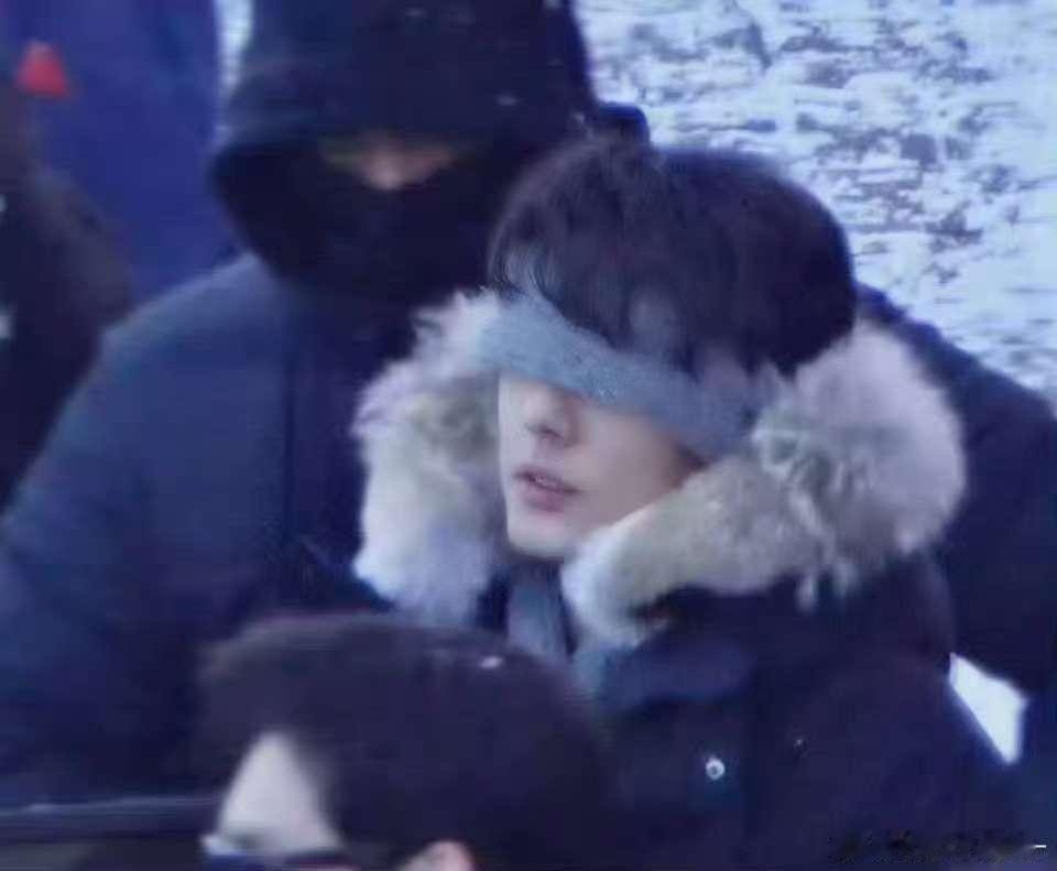 肖战小城良方蒙眼造型肖战蒙眼造型肖战小城良方蒙眼造型，哇塞，