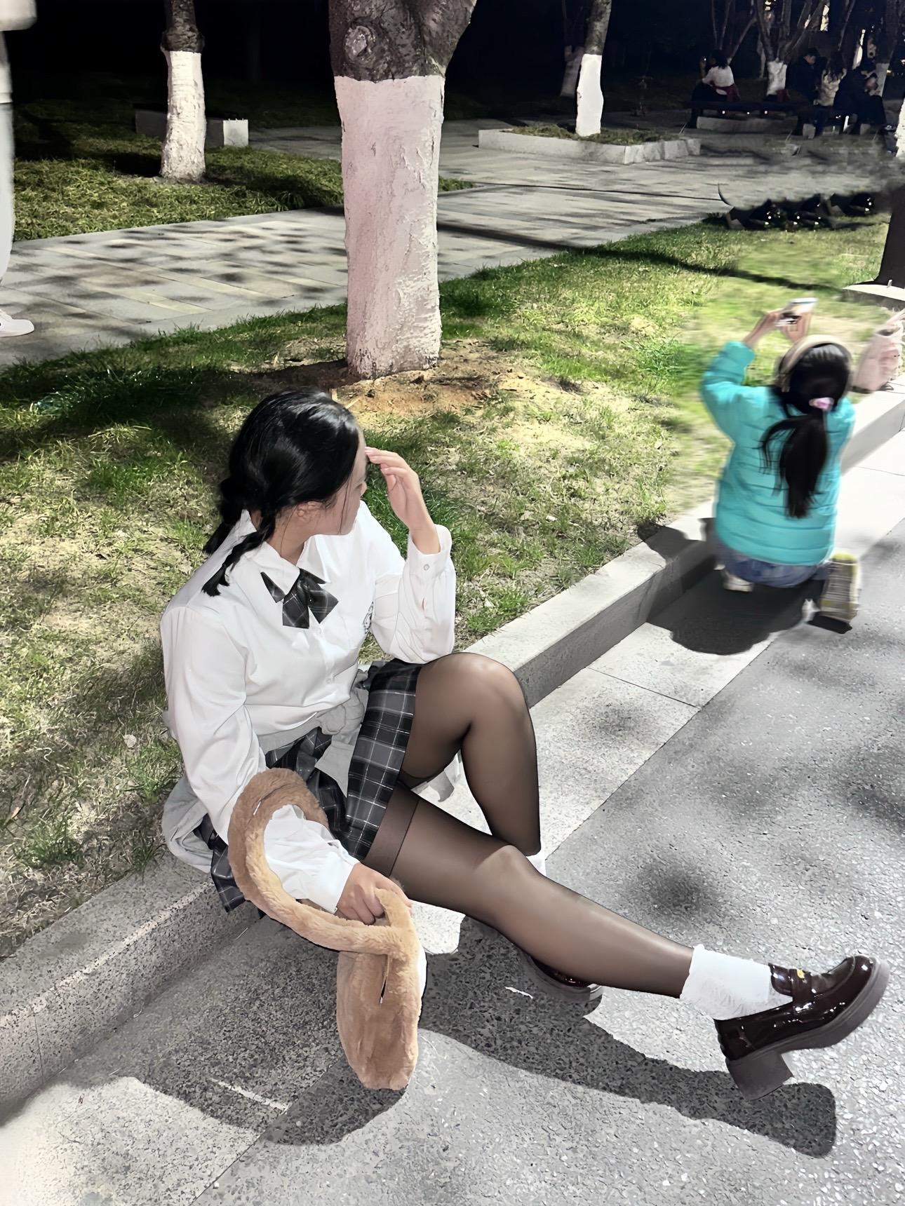 面条裹着汤汁滑入胃中，这刹那，我也想感慨，我也想落泪。这面不错。