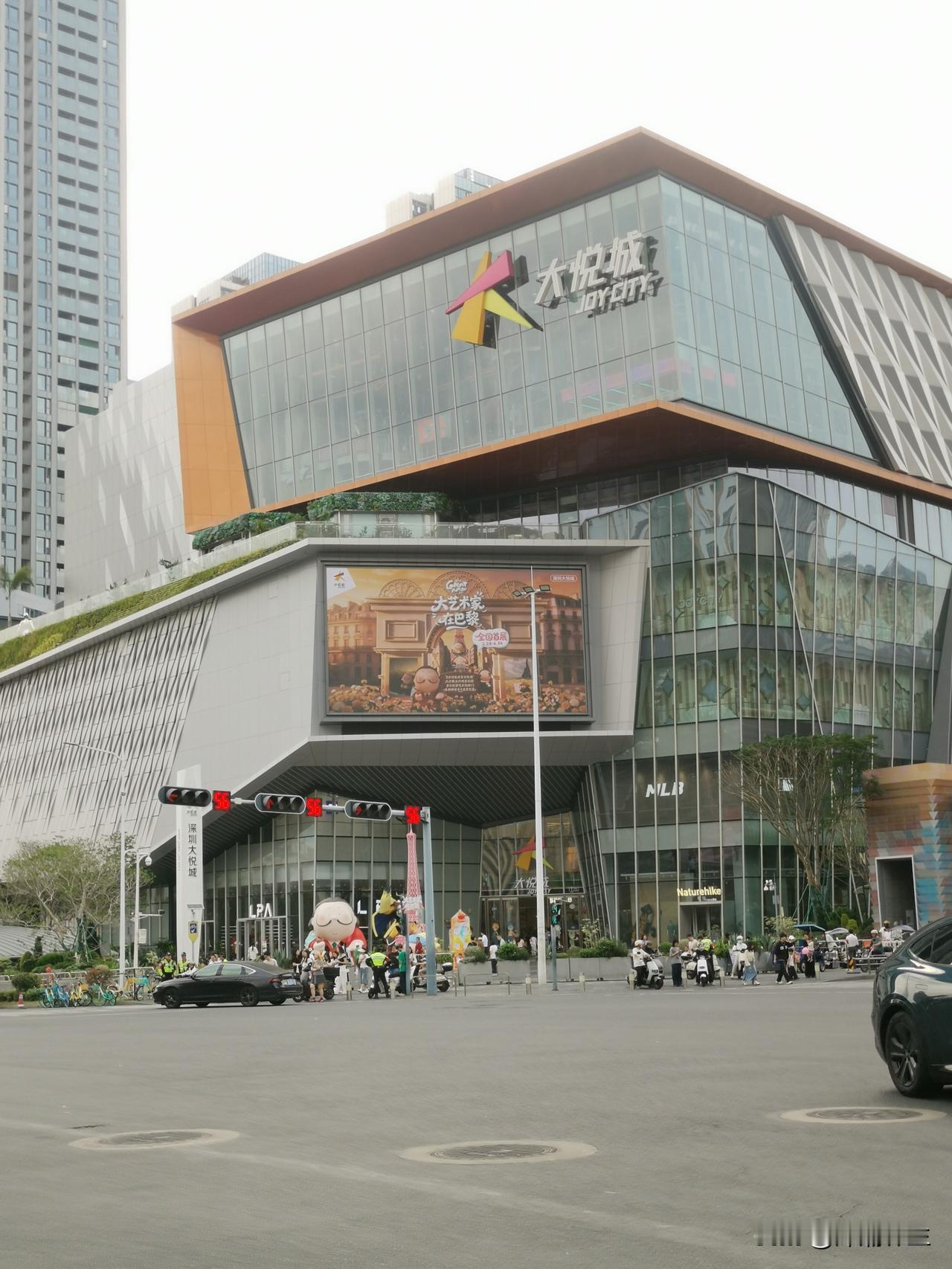 深圳宝安查违规电动车那是动真格的！下午在大悦城等红绿灯时，就看到交警在严查。
近