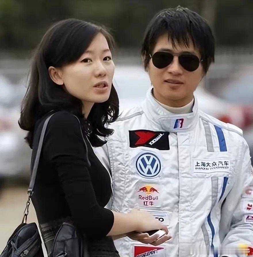 韩寒现状：身价过亿，娶制片人妻子生俩娃，和沈腾合作成顶级导演 