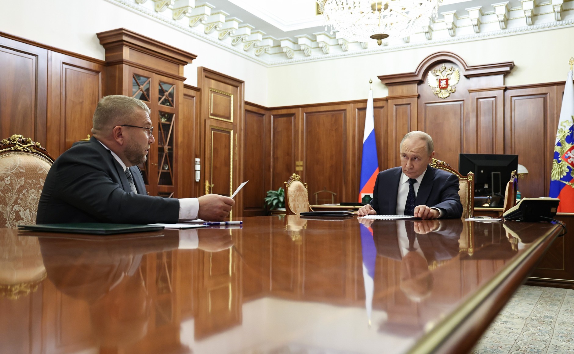 瓦洛佳小朋友[超话]  与联邦海关署署长瓦列里·皮卡廖夫的工作会谈在海关工作者日