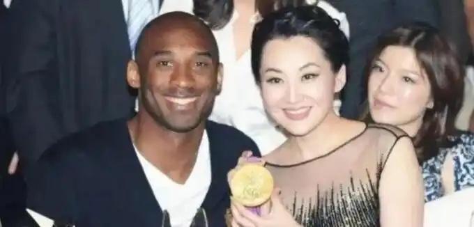 许晴与科比合体照引热议，解析许晴纱裙造型尽显身材凹凸感与迷人女人味