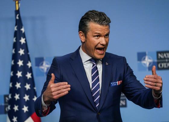 彻底疯狂！美防长放狂言：全世界都该谢谢特朗普，奥巴马拜登全是废物！
 
这样的发