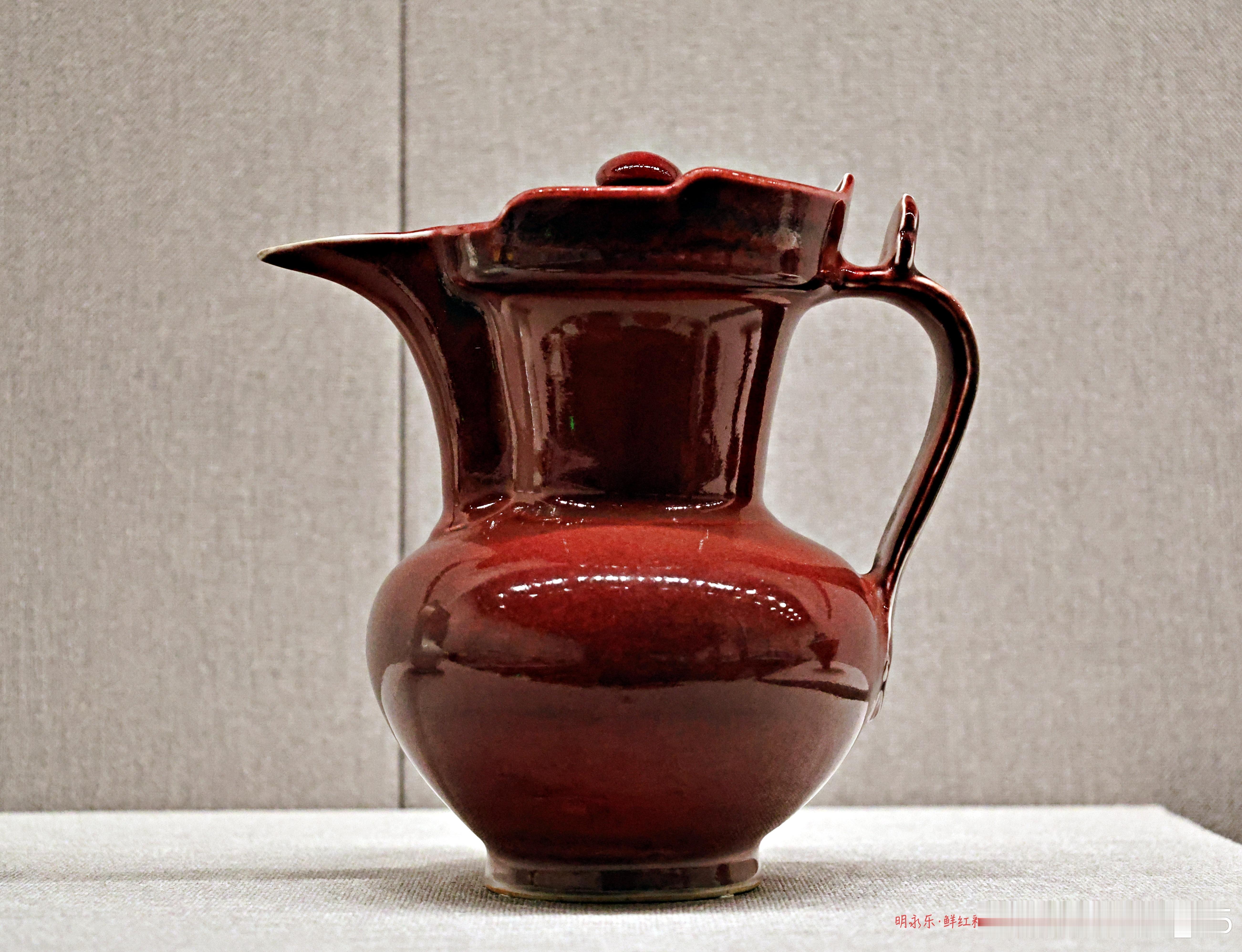 鲜红釉带盖僧帽壶甜白釉带盖僧帽壶明永乐 （1403-1424）故宫博物院藏 这类