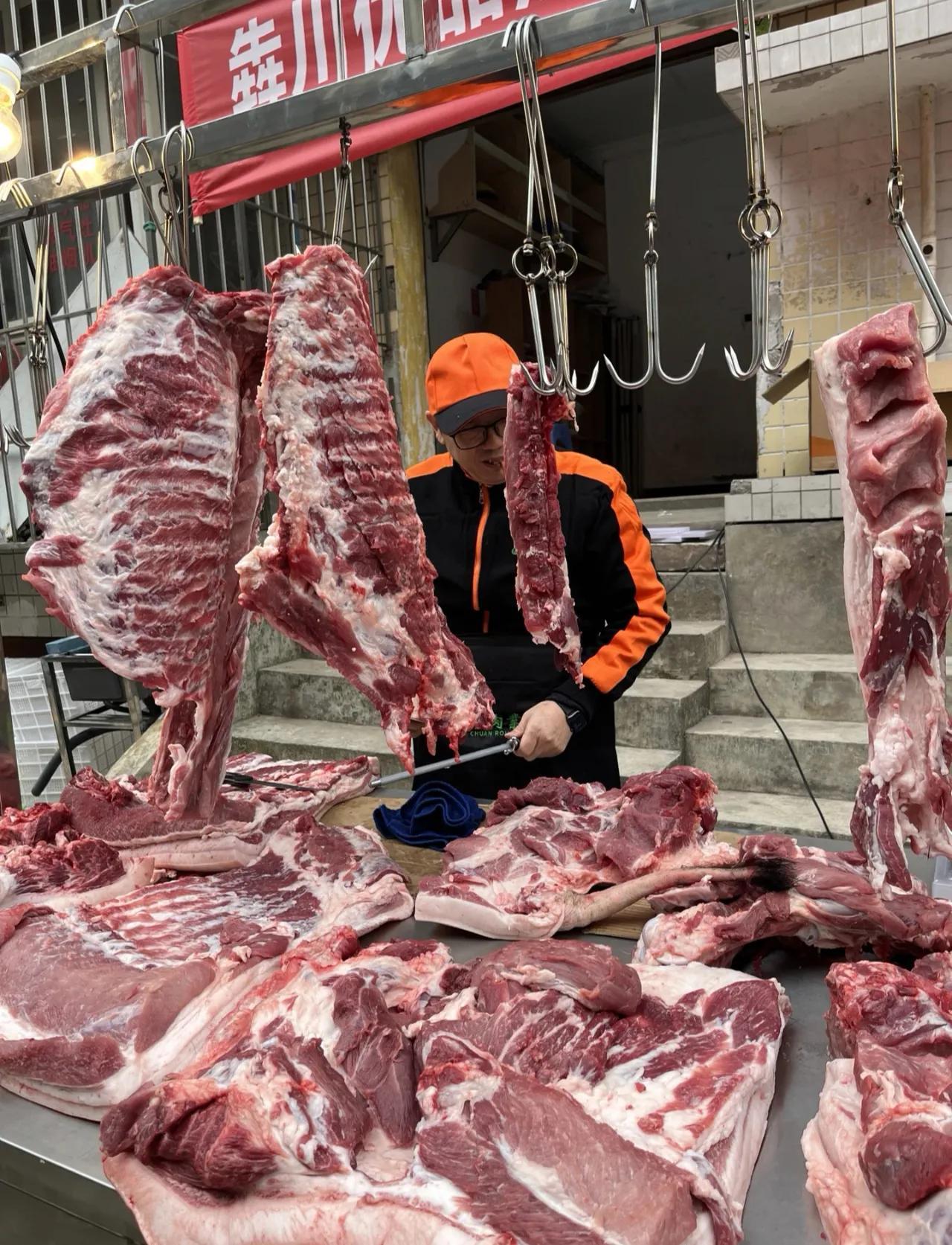 中秋撞上国庆，今年的菜篮子拎着有点沉。

鸡蛋是这波涨价里最扎眼的一个。前阵子三
