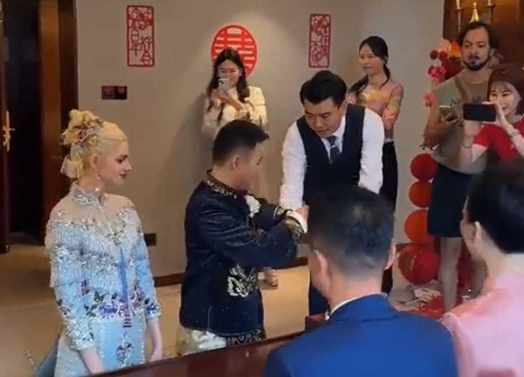 近日，陕西省延安市热闹非凡！当地举行了一场特别的婚礼，吸引了众多目光。原来是一位