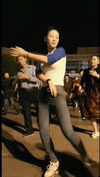 广场舞的女人，越跳越有劲儿，这才是新一代广场舞的未来。