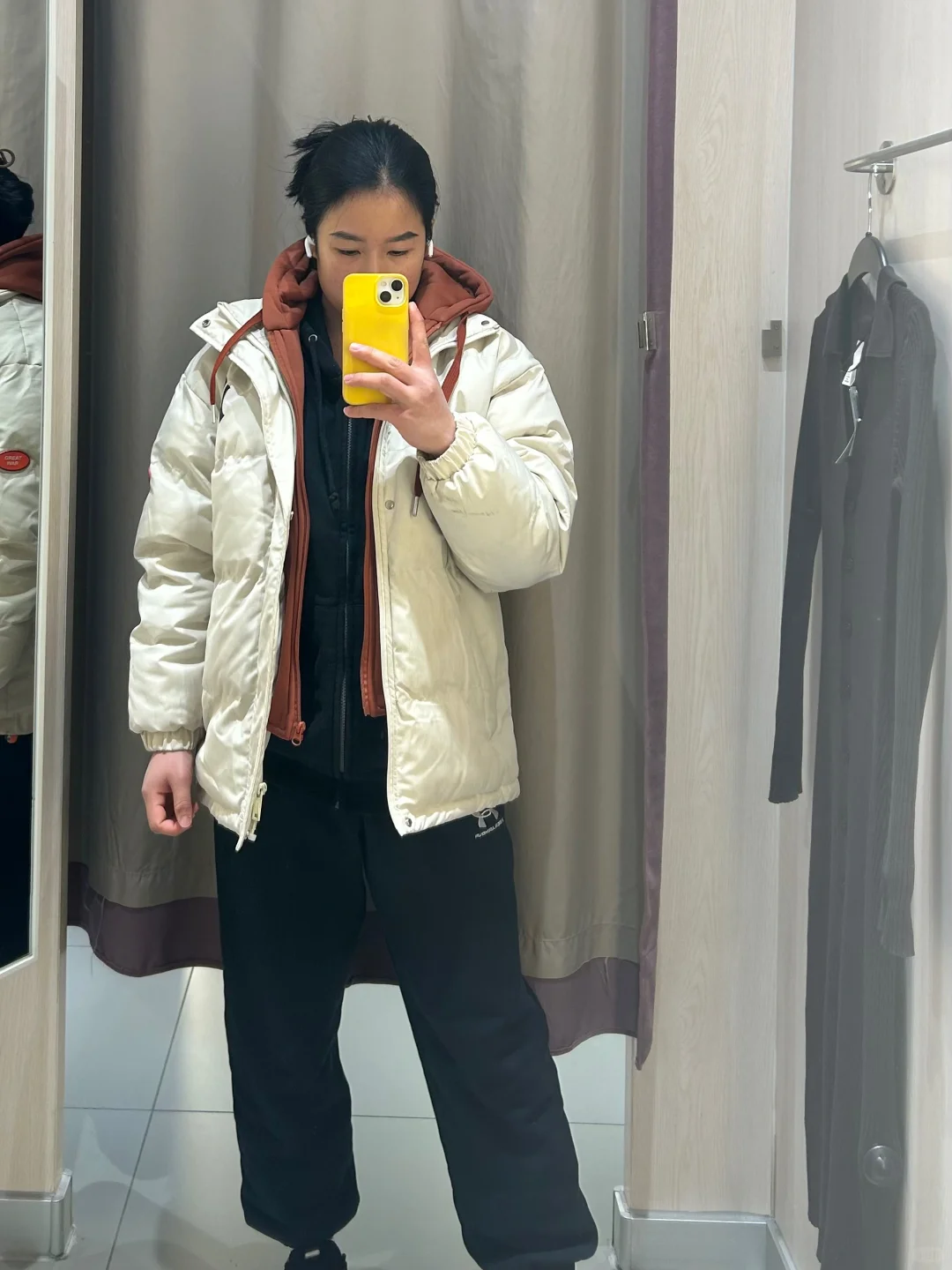 左滑脱掉羽绒服