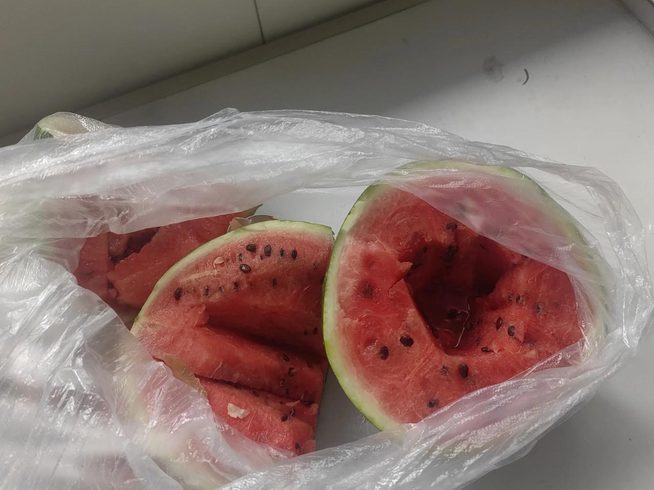 在我们村集上，我买了战友俩西瓜，还没来得及吃，就被闺女接到北京了。
今天晚上打开