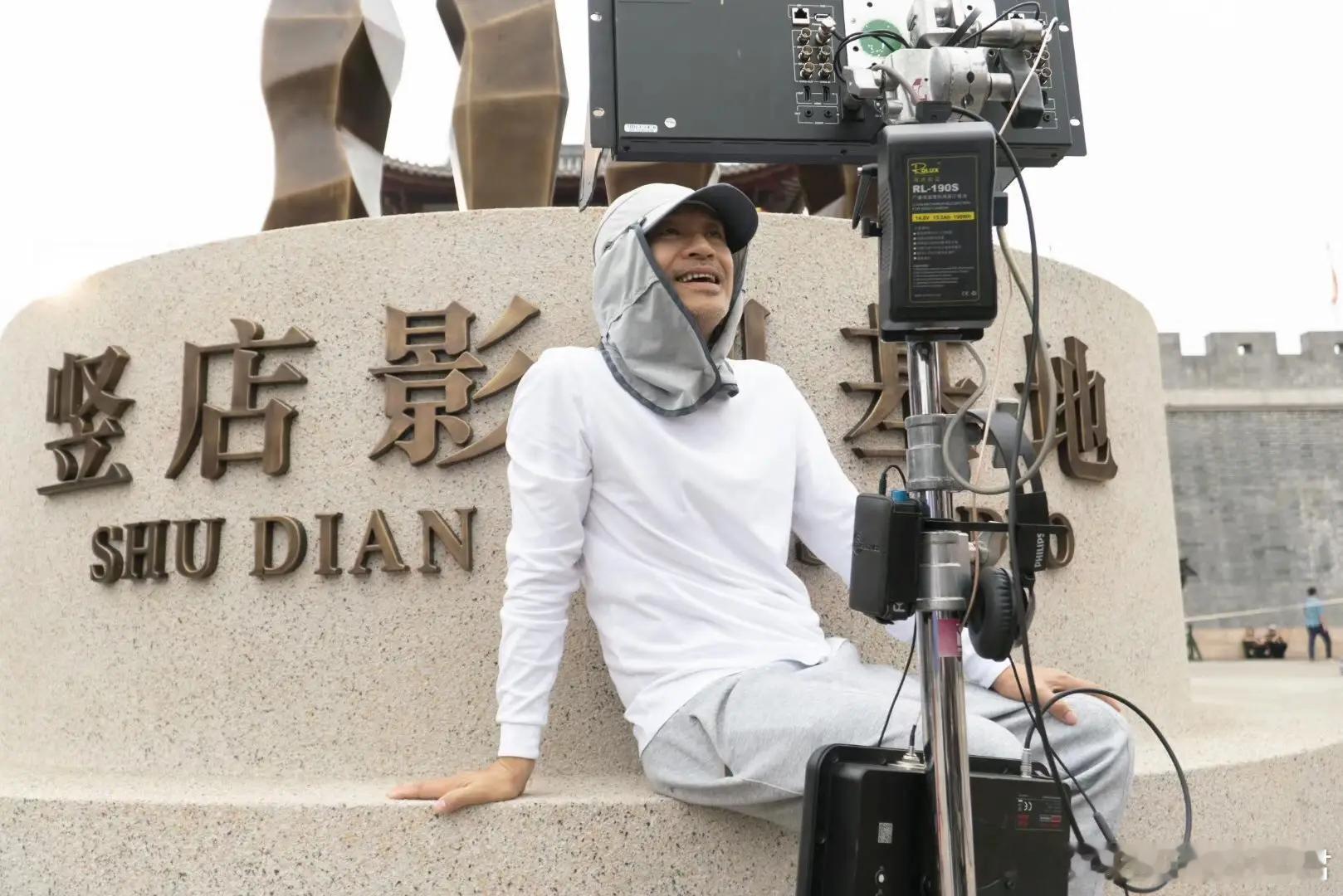 周星驰与抖音合作拍微短剧，官宣“九五二七剧场”5月上线。1月29日，抖音集团宣布