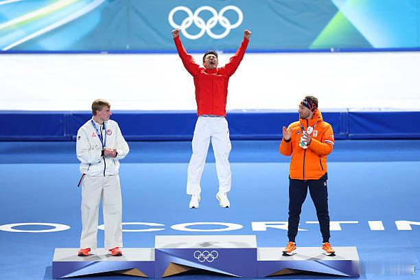 宁忠岩打破奥运纪录宁忠岩金牌从高举国旗引领中国体育代表团在米兰冬奥会开幕式上入场