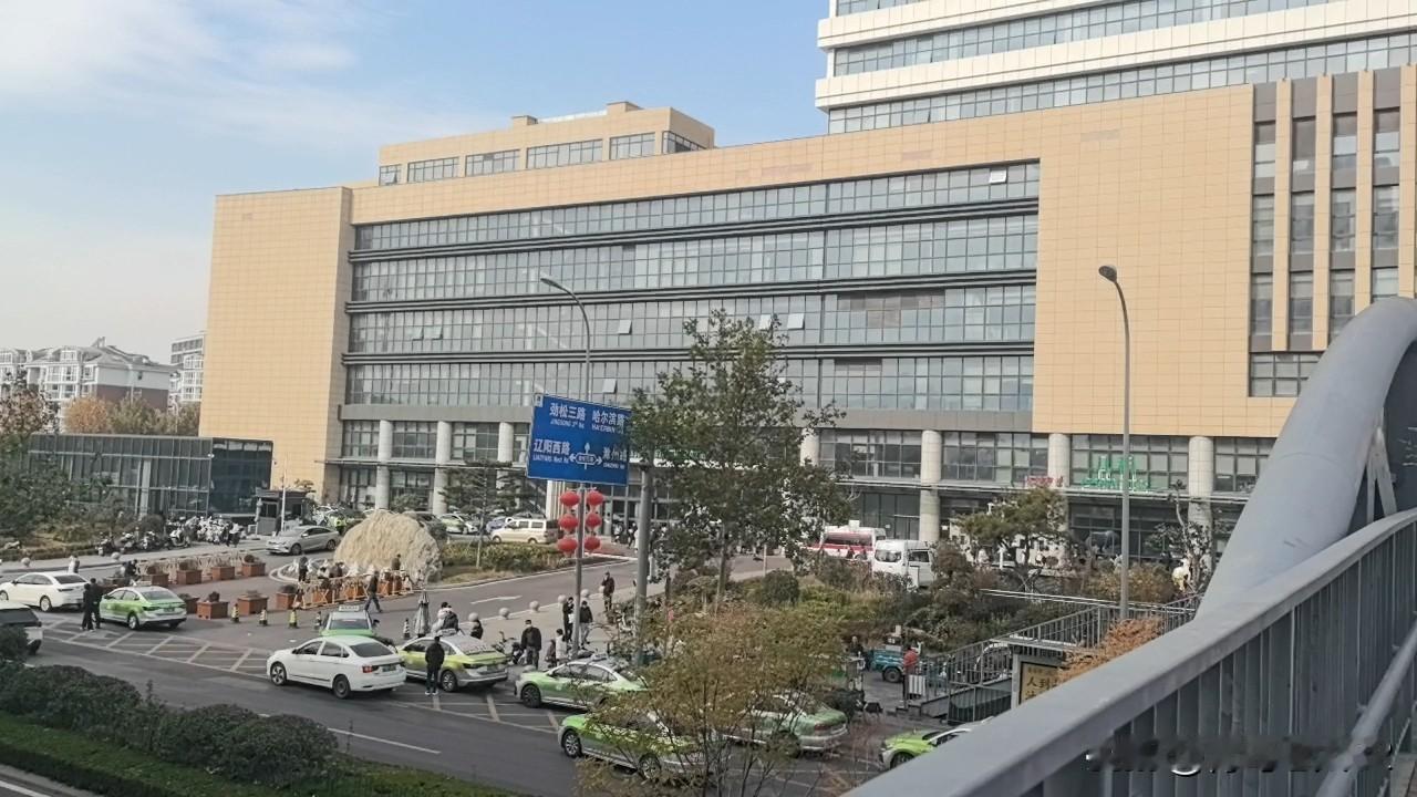 我在山东大学齐鲁医院住院5天了，住院期间不能随便外出，但我却是个例！

因为我要