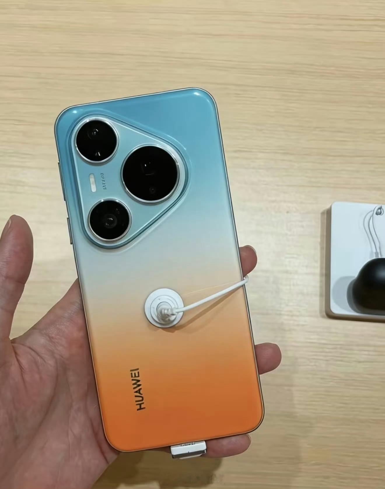 这次华为Pura90Pro系列的配色非常不错，理论上会比上代卖的好不少，线下应该