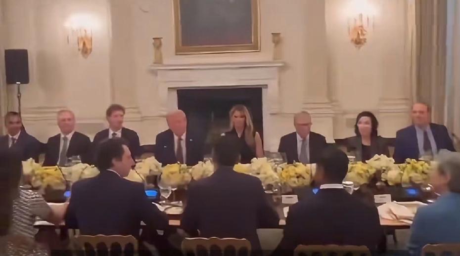 特朗普：脸书，你出多少钱？
扎克伯格：6000亿美元。
特朗普：这很多钱了，不错