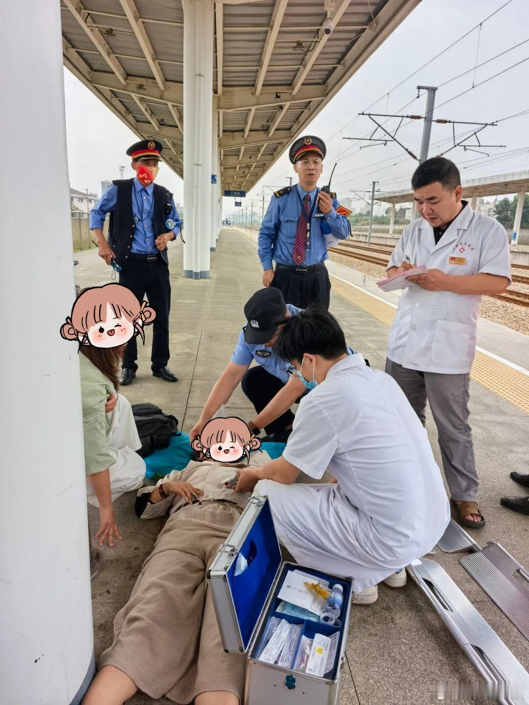 【赣州民警20分钟极速救助患病旅客 】近日，江西于都火车站站台发生暖心救援一幕，