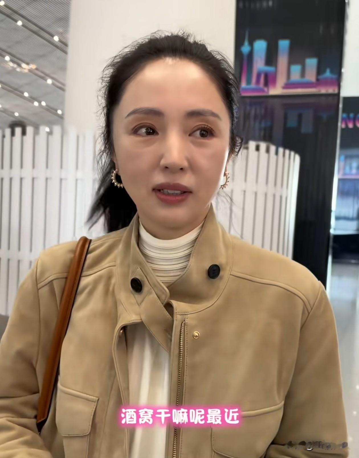 在机场，有人问董璇，“小酒窝怎么没有一起，最近在干嘛呢？”董璇没有遮掩，表示酒窝