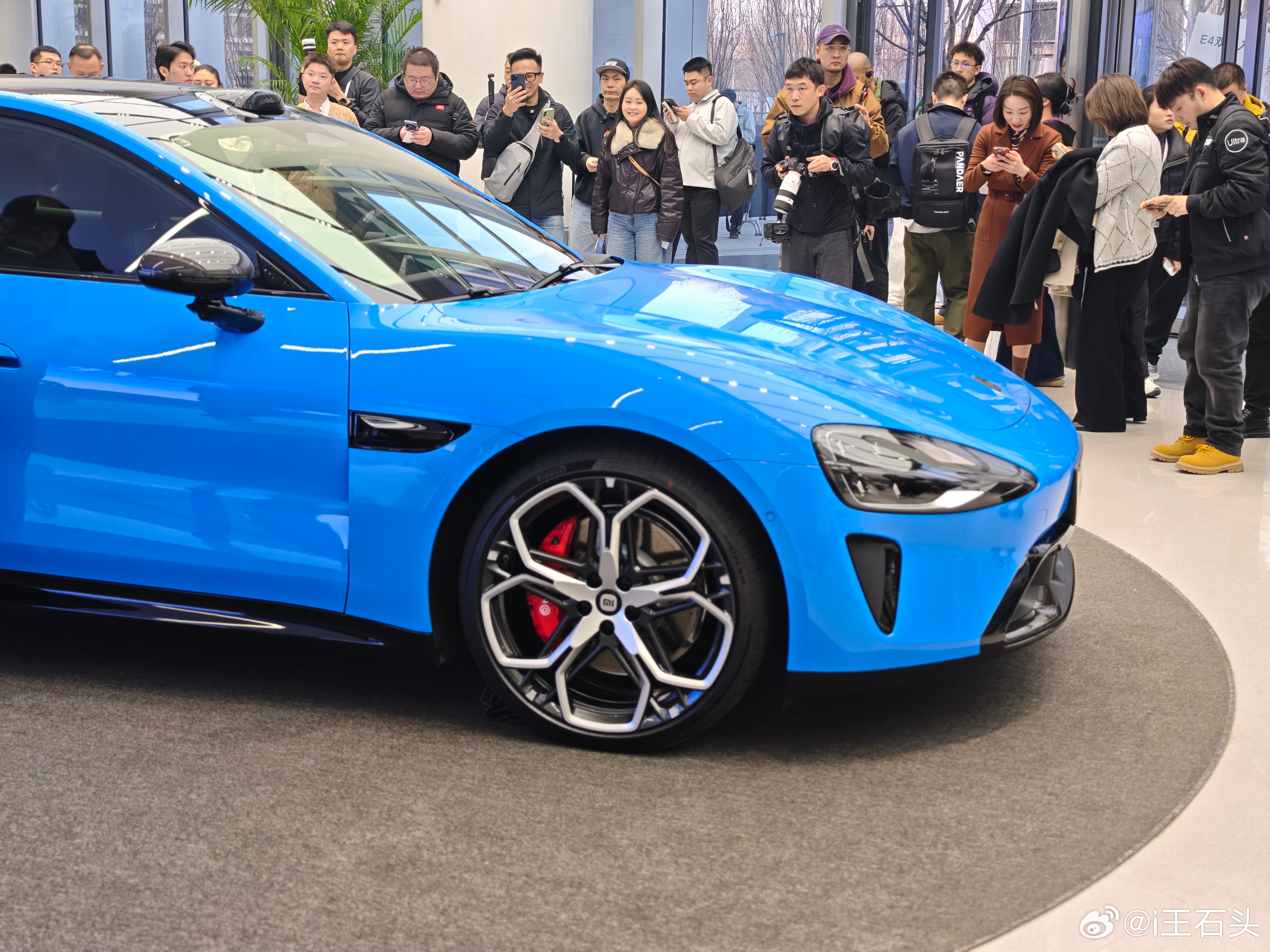 我对卡布里蓝的印象很深，现场就有一台这个配色的新一代SU7 ，我参加发布会时也随