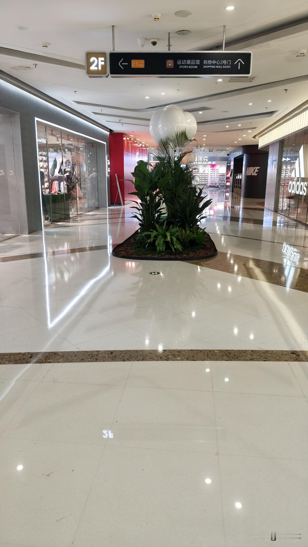 这可是大名鼎鼎的万达广场商场内，而且此万达座落在闹市区主道旁，旁边有地铁站，前面