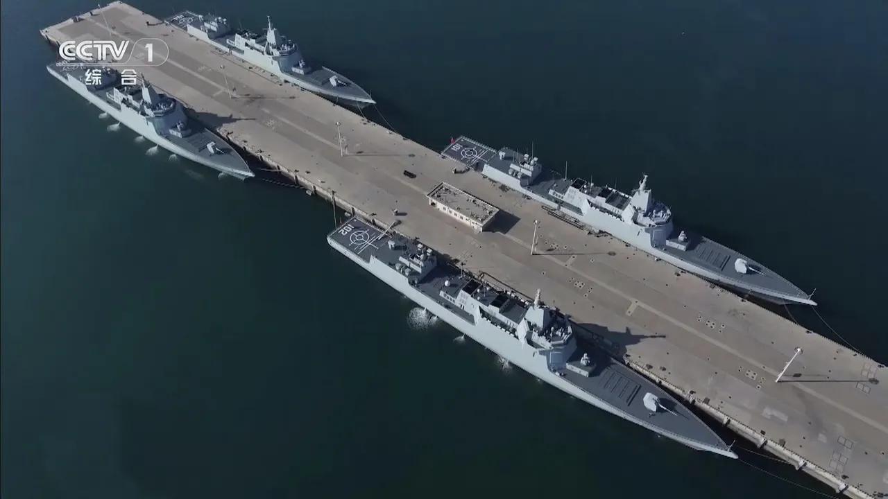 北洋舰队当年吨位也很大，也号称是个亚洲第一海军，可是结果呢？
这段时间，很多人应