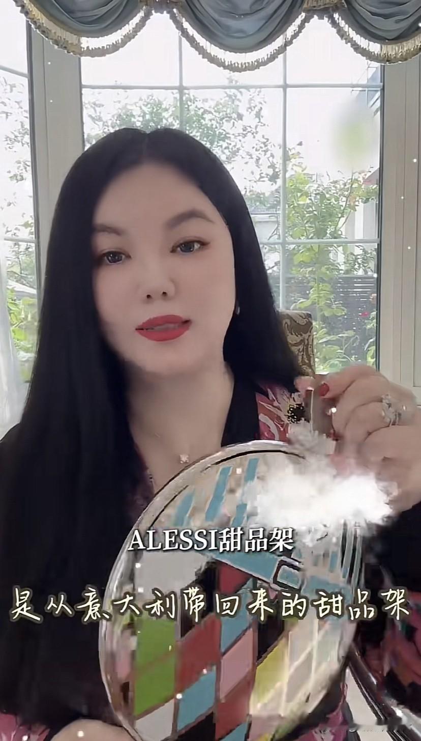 李湘在家里分享了她在海外买的好物，有些打算送朋友，其实仔细回想她分享的产品都是出