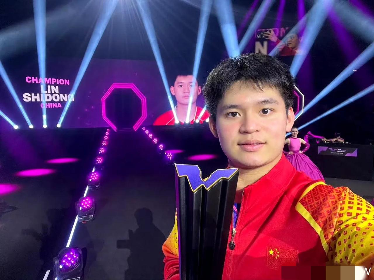 昨晚WTT冠军赛法兰克福站，
林诗栋不负众望击败安东•卡尔伯格取得男单冠军。
没