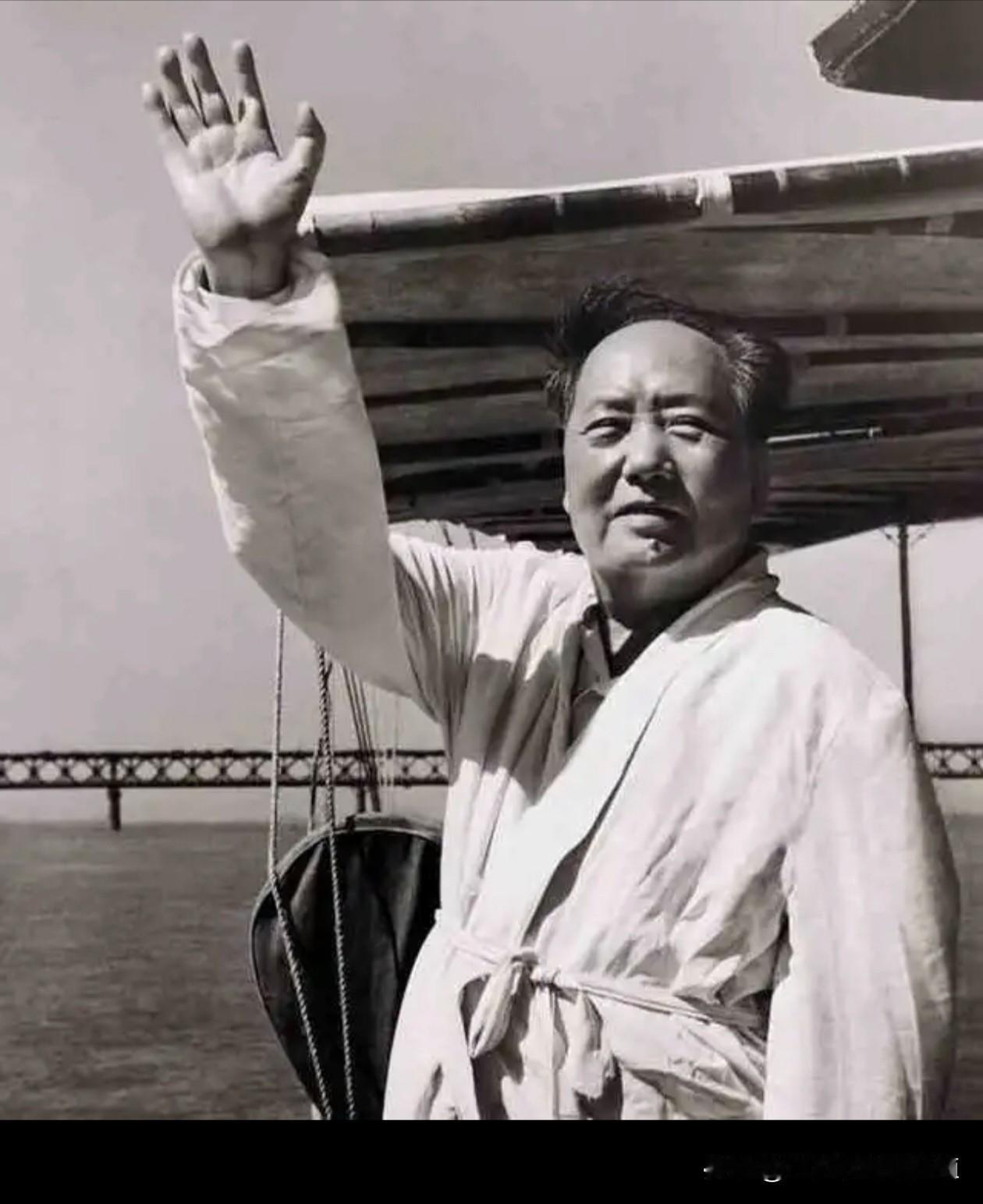《水调歌头·游泳》：
——最豪迈的人生松弛感，藏在这一江风浪里！

很多人喜欢毛