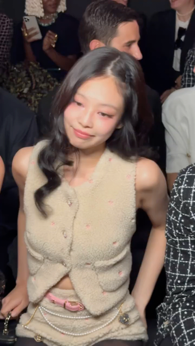 Jennie、张子枫、王一博来香奈儿看秀，来看看动图。 ​​​