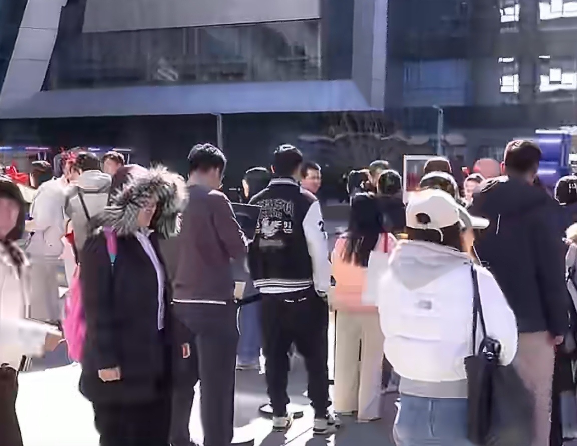 北京一女子领龙虾只为薅外卖券北京西二旗排长队领AI龙虾，场面堪比当年领鸡蛋！李女
