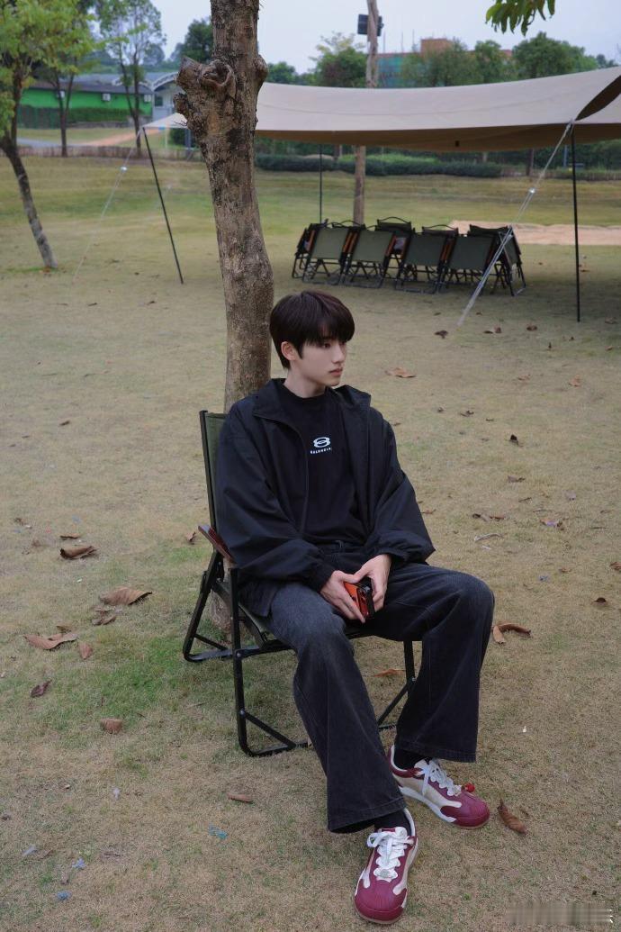 董思成红色毛线帽对镜拍 董思成红色毛线帽对镜拍，董思成今日营业随拍，红色毛线帽新