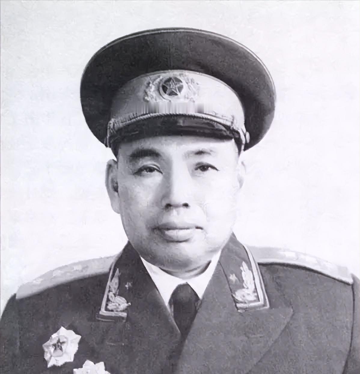 1952年许世友回乡，刚与亲三叔对视就突然拔枪，母亲赶紧跪地恳求儿子不要开枪
1