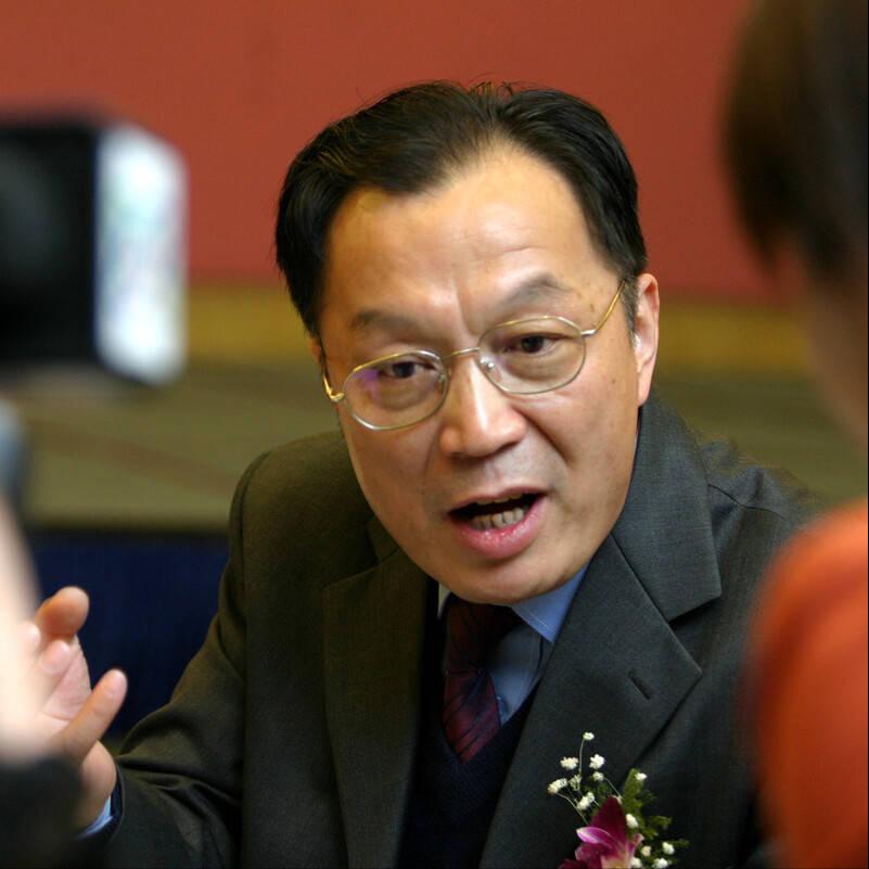 三农专家，温铁军说，我们过去为什么穷，大家吃不饱，穿不暖，买东西需要票据，那是因