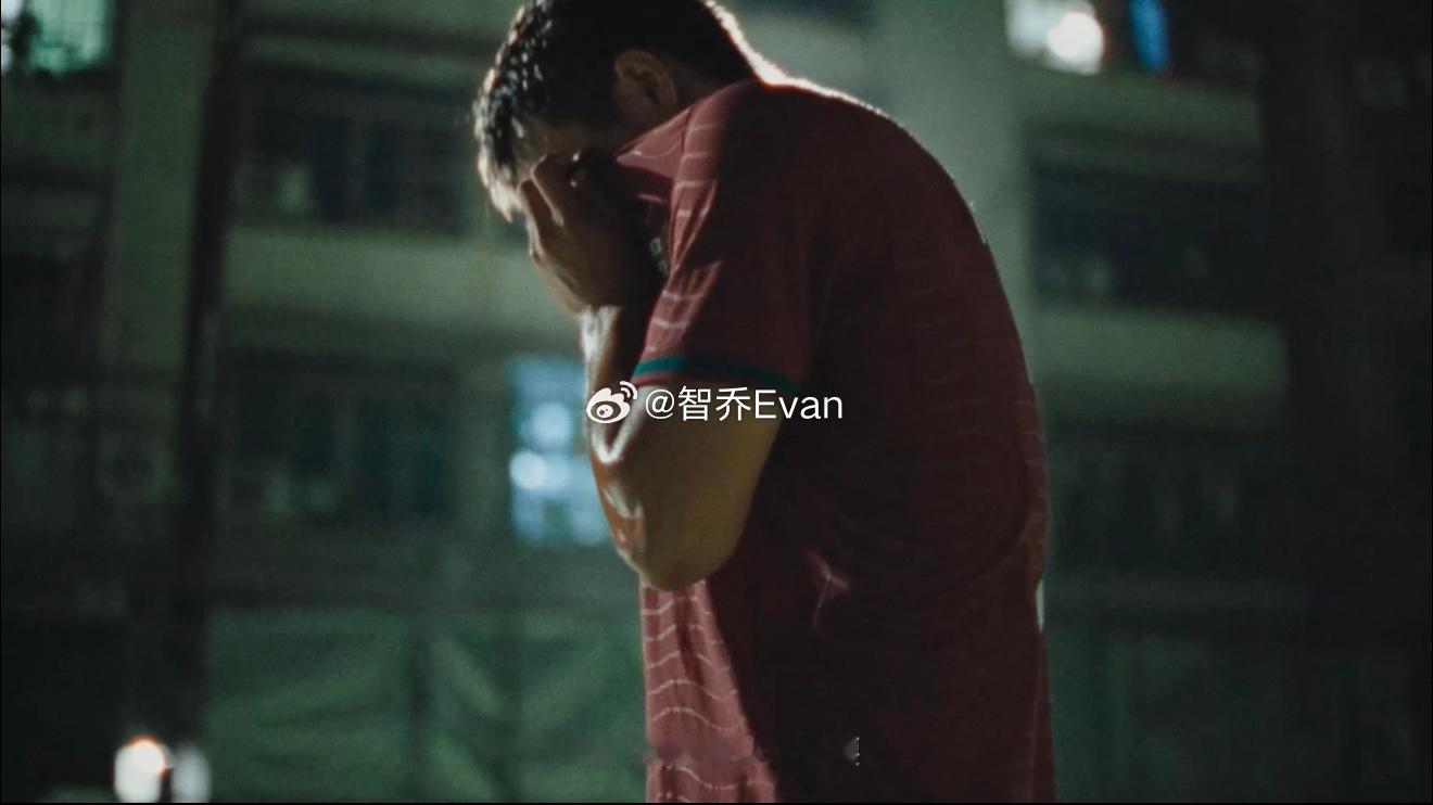 今天早高峰在地铁站换乘，一抬头被“双骄站”的线下物料硬控了足足五分钟。7号线和1
