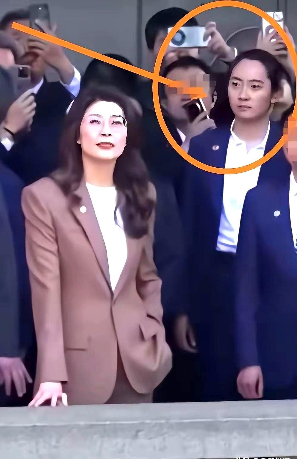 一张照片全网疯传，主角身边那位眼神犀利的蓝西装小姐姐火了！
网友瞬间脑洞大开，有