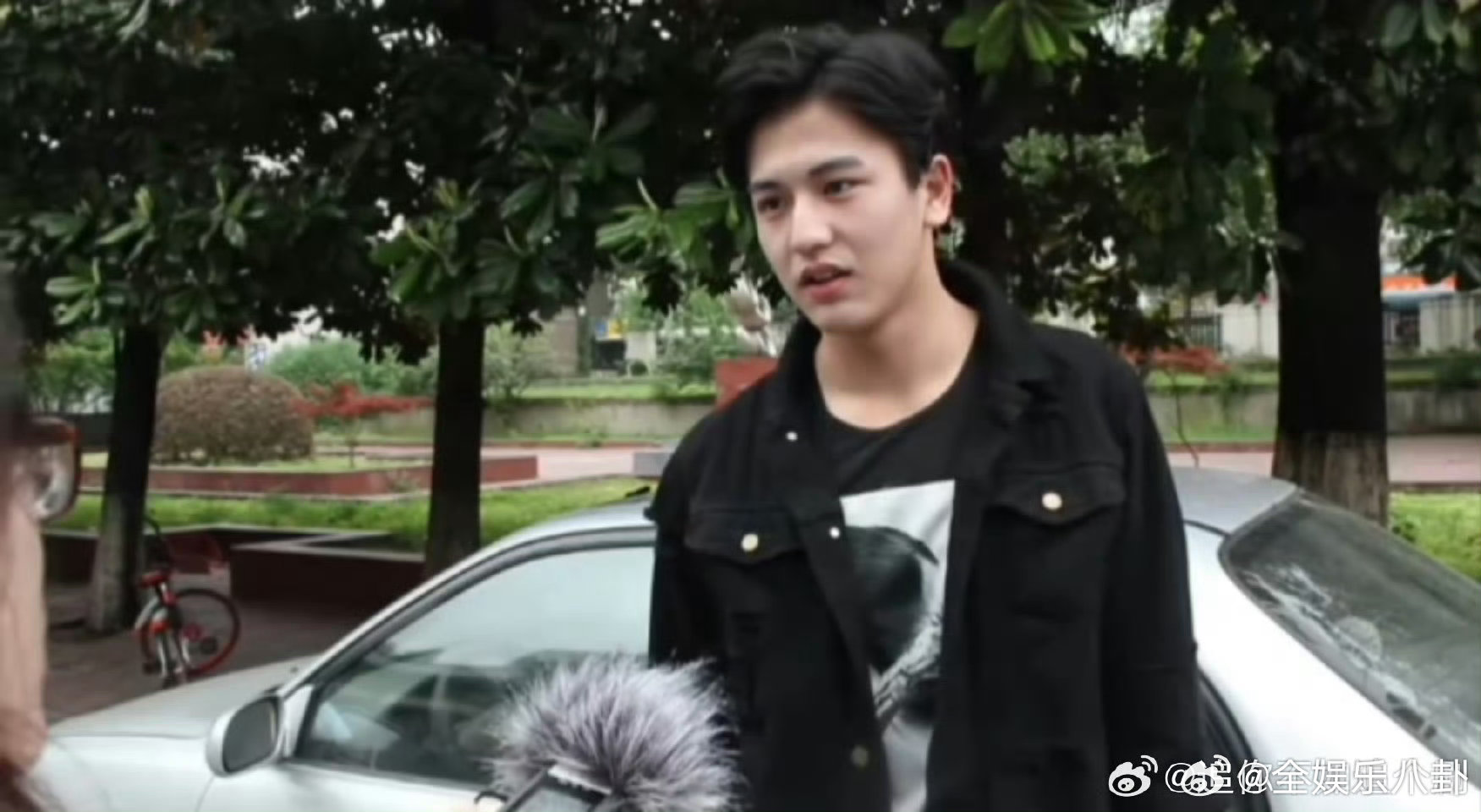 谁敢相信这是九年前的张凌赫九年前青涩可爱，如今清贵挺拔，骨相优越气质绝了，从校园