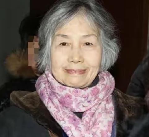 2000年张玉凤从铁道部老干部局退休。虽然退休前没有担任过什么领导职务，但退休后