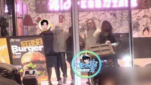 陈晓在工作人员搀扶下才可以勉强行走  陈晓在工作人员搀扶下勉强行走 陈晓在工作人