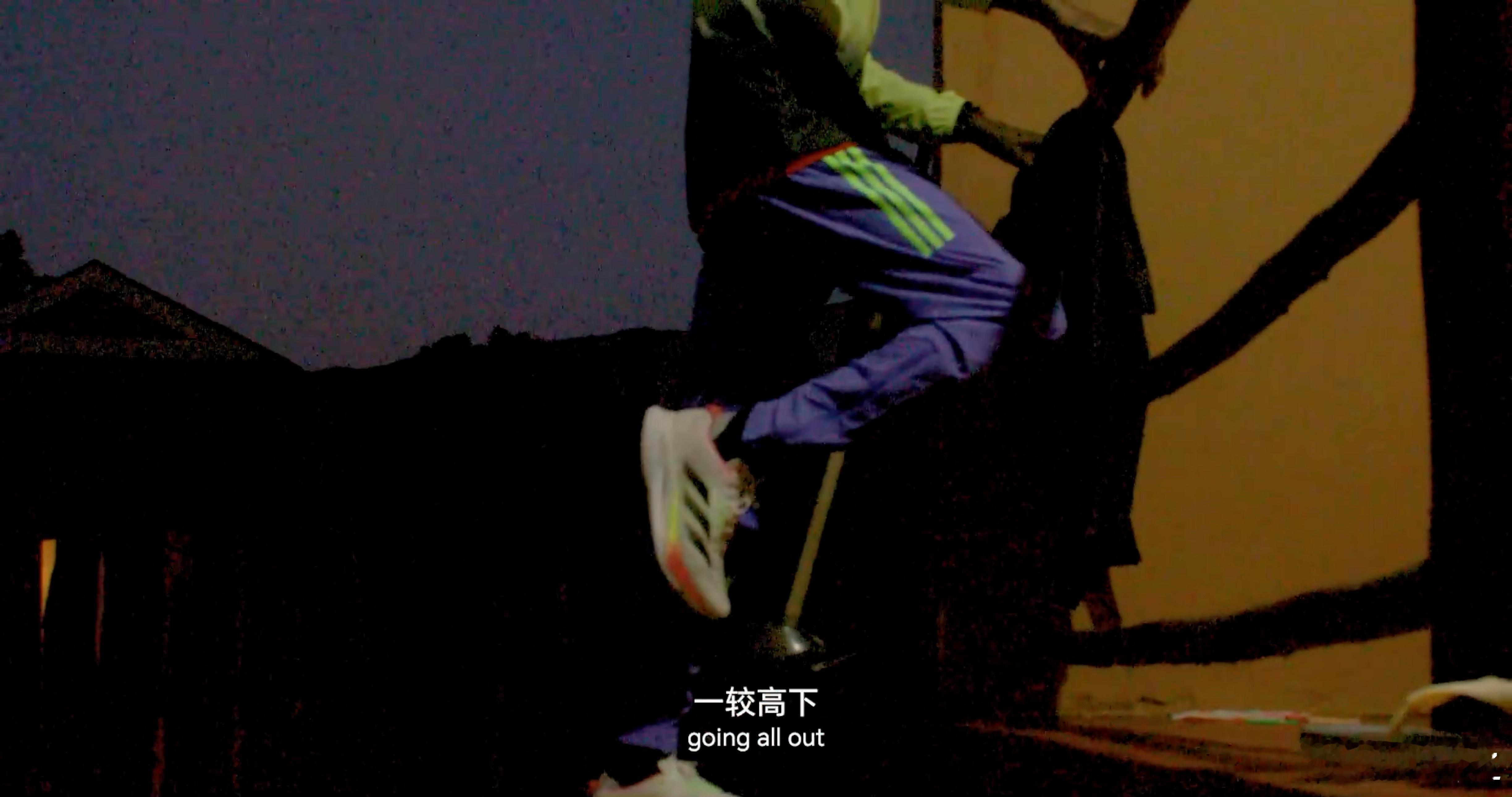 首位全马破2跑者萨维约战机器人  闪电机器人半马破纪录，萨维约跑。他感慨国产科技