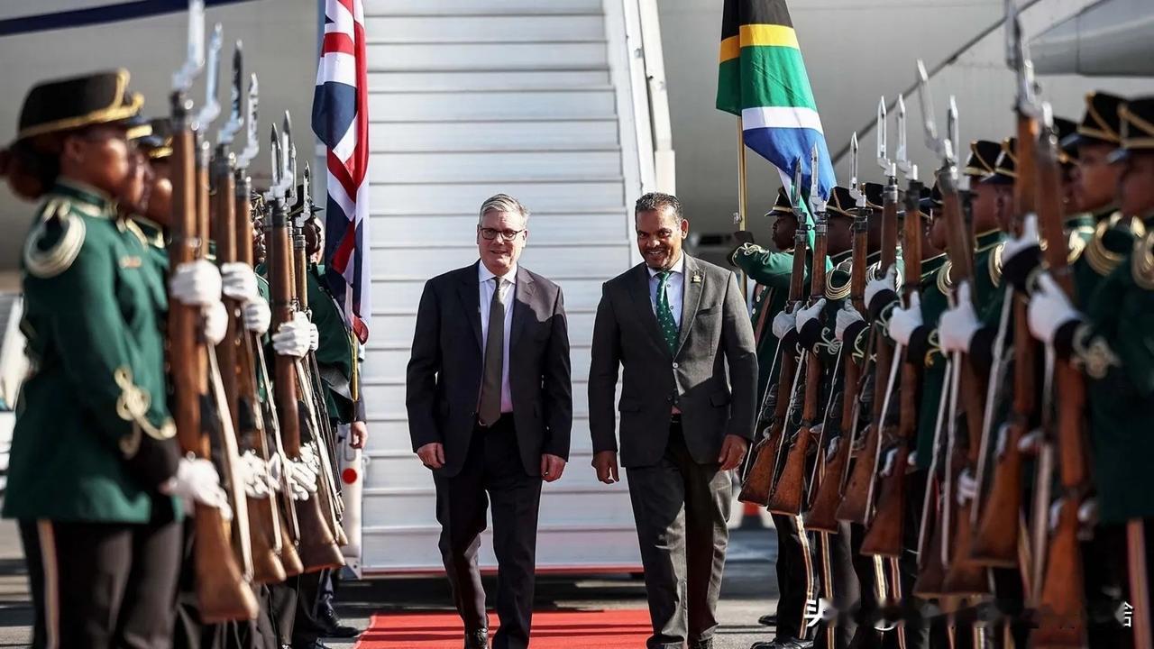 英国首相斯塔默抵达南非约翰内斯堡，出席一年一度的二十国集团（G20）峰会，该峰会