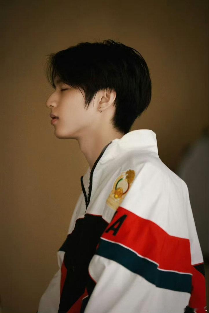 啊啊啊啊啊啊文文现在这个发型刚刚好长度也好 他咋长的这么少年气啊
