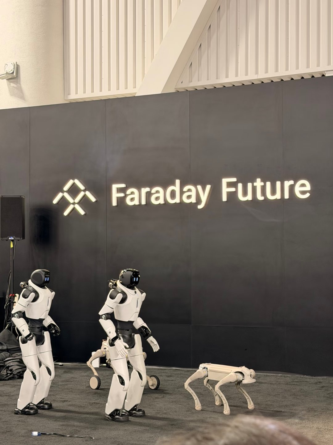 贾跃亭的机器人跟国内的智元灵犀X2，像吗？没错，优秀的设计总是心有灵犀。 