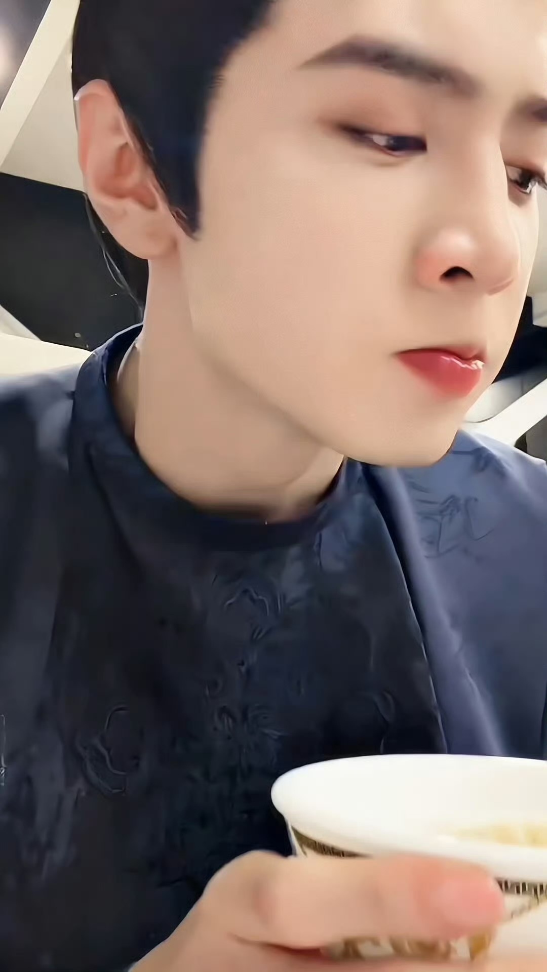 陈哲远吃猪蹄给自己吃笑了陈🐷圆一吃饭就萌萌哒超喜欢看多直播一点哦～˶>ᗜ<˶